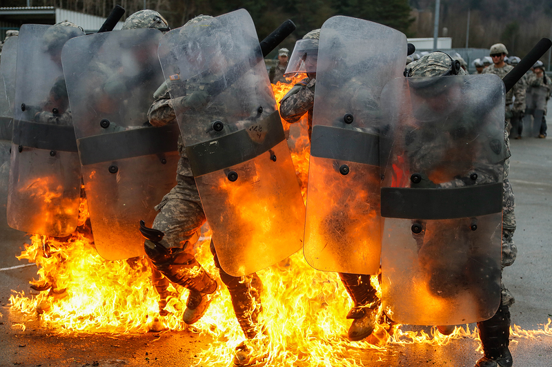 Illustration for article titled These Photos Of Soldiers Executing Fire Phobia Training Will Terrify You